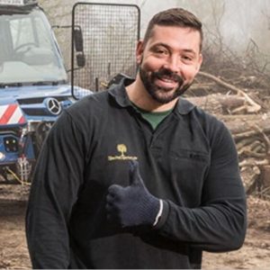 ein l&auml;chelnder F&ouml;rster bei der Arbeit