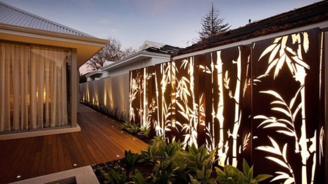 Beleuchtete Design-Sichtschutzwand im Garten