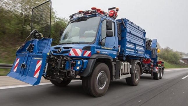 Blauer LKW als Einsatzfahrzeug f&uuml;r Forstarbeiten