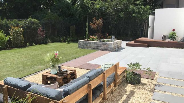Modern gestalteter Privatgarten mit Terrasse und Rasen