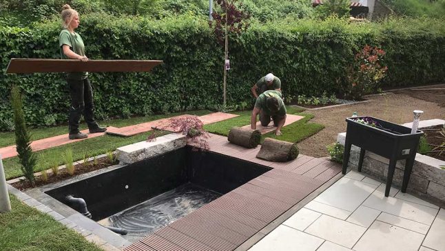 Zwei Handwerker beim Bau eines Pools