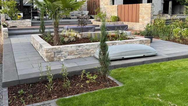 Gartengestaltung mit Hochbeeten, Pflasterterrasse und Rasen