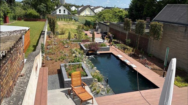 Naturpool in neu gestaltetem Privatgarten