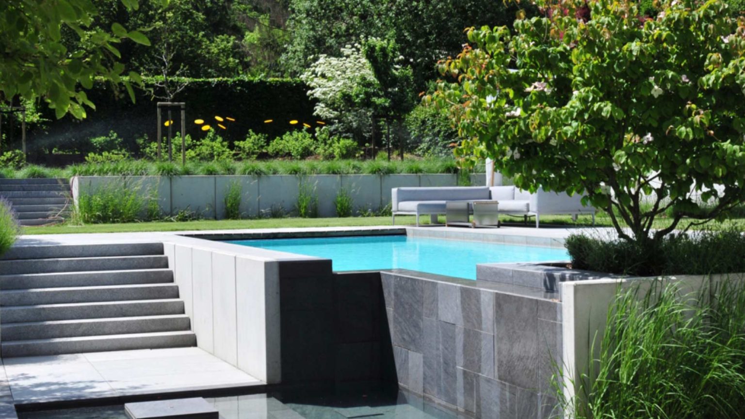 Gartenpool mit Liegest&uuml;hlen und B&auml;umen