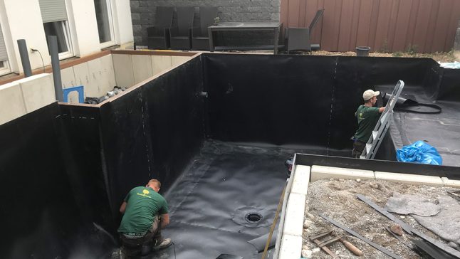 Zwei Mitarbeiter von Schatzgarten beim Bau eines Pools
