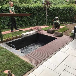 Zwei Handwerkerinnen beim Bau eines Pools