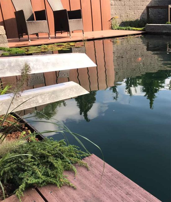 moderner Pool im Garten
