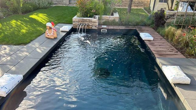 Moderner Gartenpool mit Holzterrasse