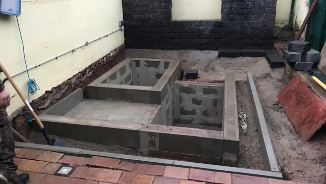 Rohbau eines Gartenpools im Privatgarten