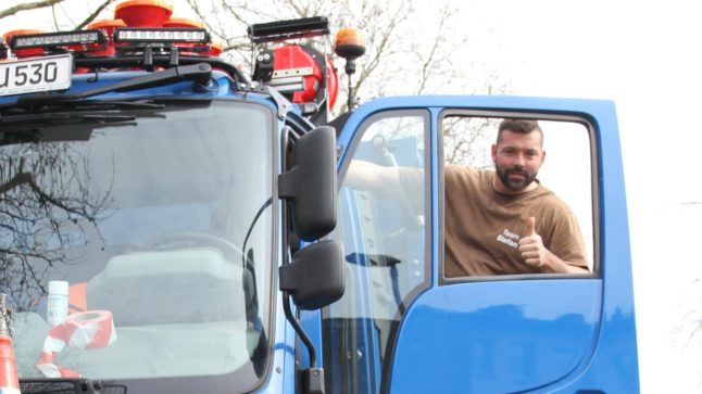 Ein Handwerker zeigt Daumen hoch