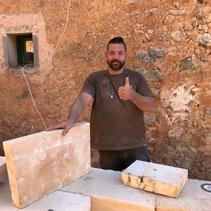 Ein Handwerker zeigt Daumen hoch