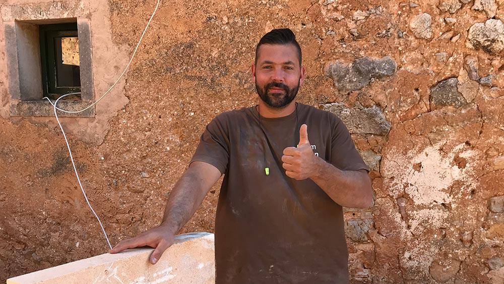 Schatzgarten-Mitarbeiter beim Poolbau mit Daumen nach oben
